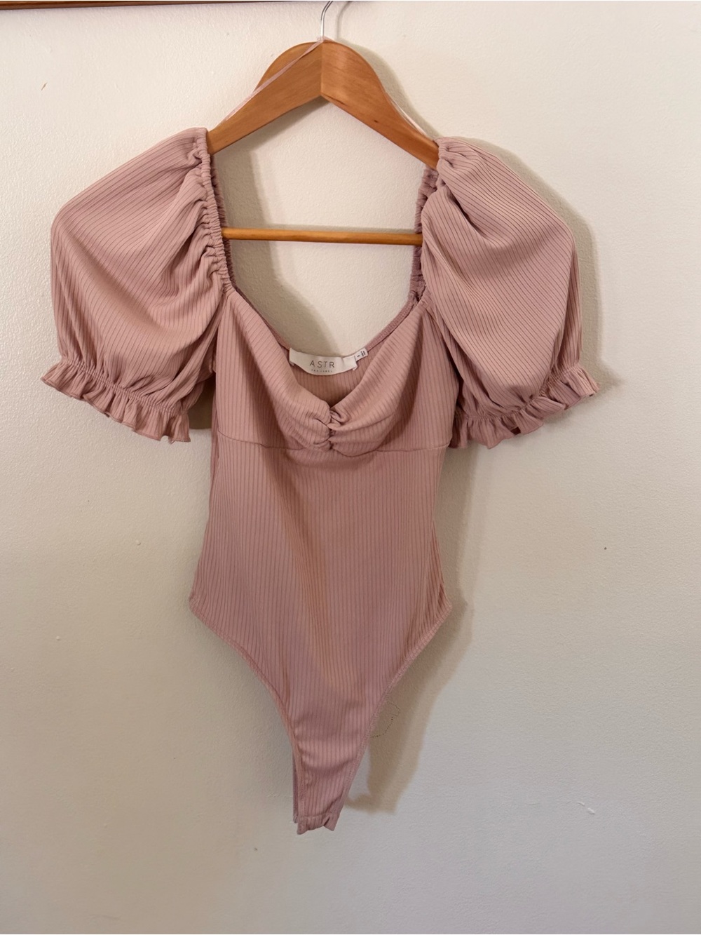 ASTR The Label Blush Pink Puff Sleeve Bodysuit – Size Small